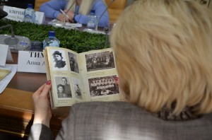 Буклет проекта "Семейные фотохроники Великой Отечественной войны" в руках Анны Тимофеевой