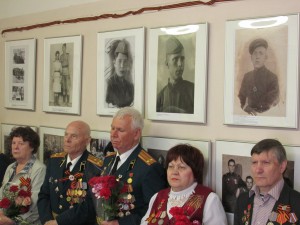 ветераны города Реутова на открытии фотовыставки "Семейные фотохроники"
