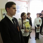 завуч школы Юлия Дюбкина и ученики представляют школьную книгу "Живая память"