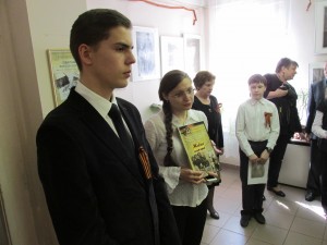 завуч школы Юлия Дюбкина и ученики представляют школьную книгу "Живая память"