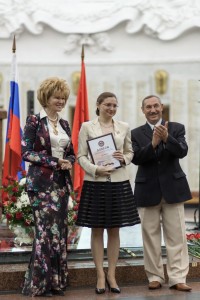 за второе место в номинации "За лучшую фотовыставку" награждается школа №6 города Реутова Московской области, награда в руках замдиректора Юлии Дюбкиной