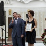 руководитель проекта вручил диплом за активное участие PR-куратору проекта Татьяне Становой