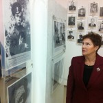 Директор лицея №1 Инна Левшина знакомится с работами фотовыставки проекта www.fotohroniki.ru