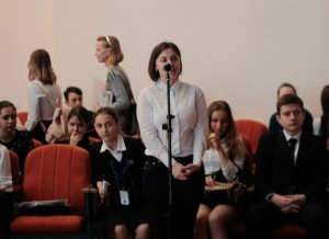 Юные участники журналистского десанта в Подольском районе задают вопросы С.Рыбальченко