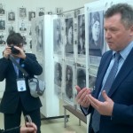 Руководитель проекта "Семейные фотохроники" Сергей Рыбальченко знакомится с экспозицией фотовыставки