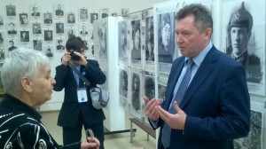 Руководитель проекта "Семейные фотохроники" Сергей Рыбальченко знакомится с экспозицией фотовыставки