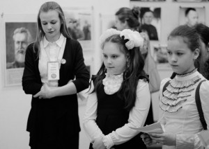 Юные журналисты на выставке "Семейные фотохроники Великих войн России" в первом лицее Подольского района