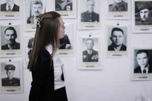 Юные журналисты на выставке "Семейные фотохроники Великих войн России" в первом лицее Подольского района