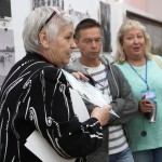 Галина Спасская, координатор проекта fotohroniki.ru, проводит экскурсию по фотовыставке