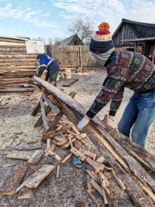 Добровольцы-радимичи помогают пожилым людям в Брянской области