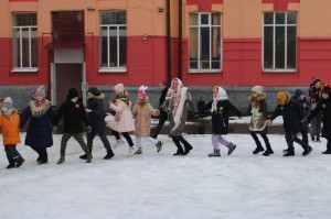 Волонтеры-радимичи организовали проводы зимы с играми и хороводами в клинцовской школе №2