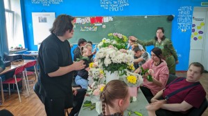 В центре реабилитации «Радимичи» в Новозыбкове изготовили букеты ко Дню Победы